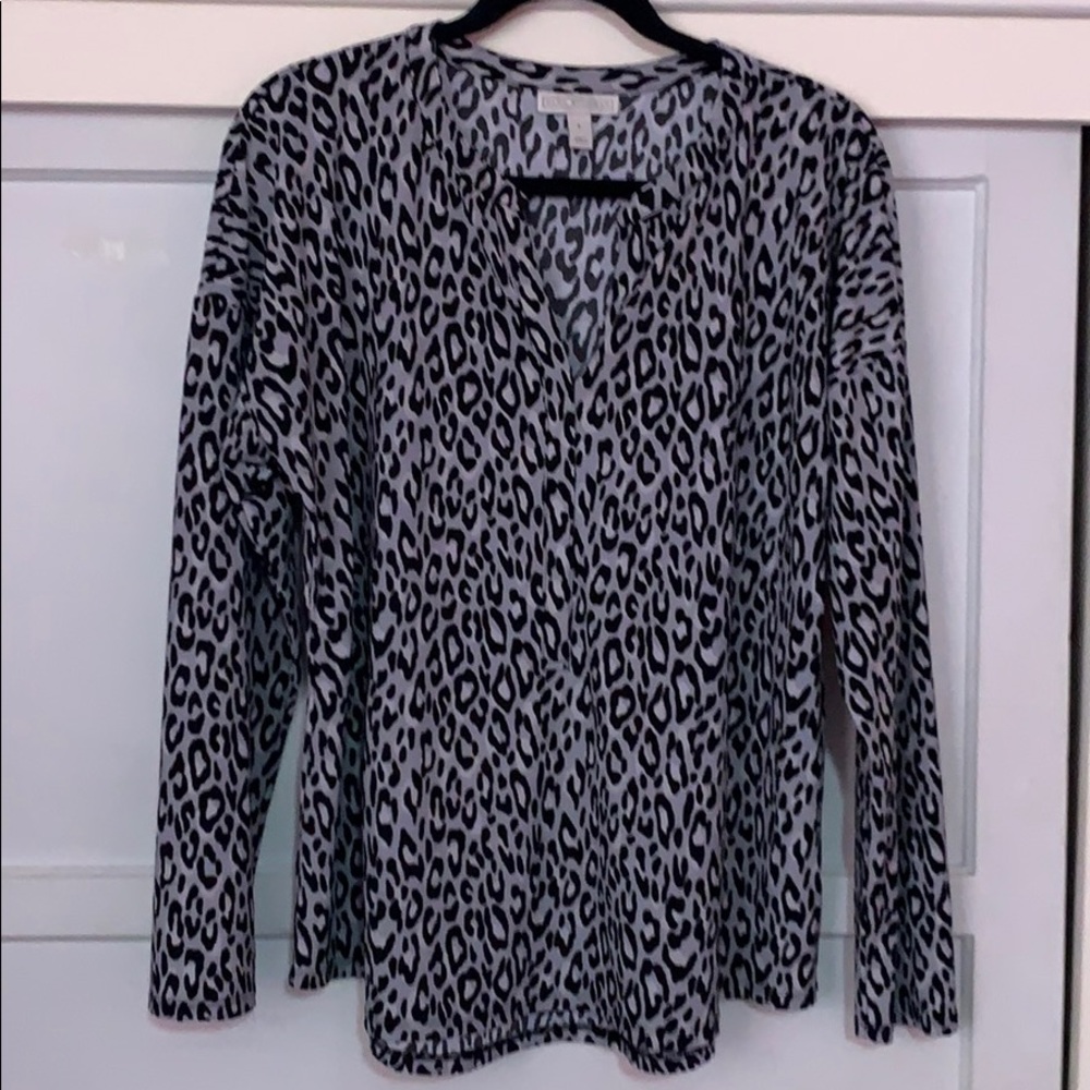 Dana Buchman, gray, white and black animal print long sleeve Mobwife stylish